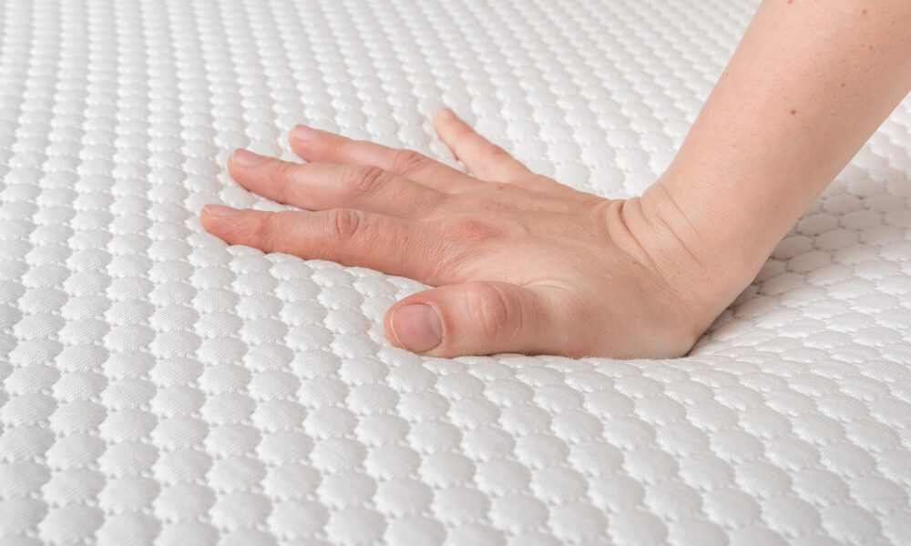 Vrouwen hand op topper matras