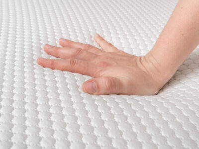 Vrouwen hand op topper matras