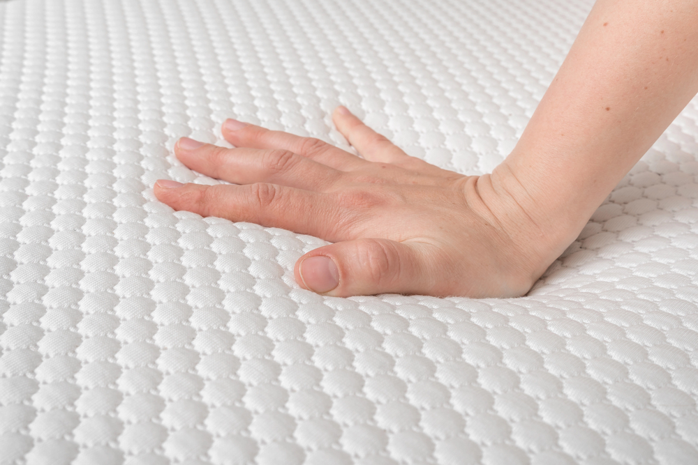 Vrouwen hand op topper matras